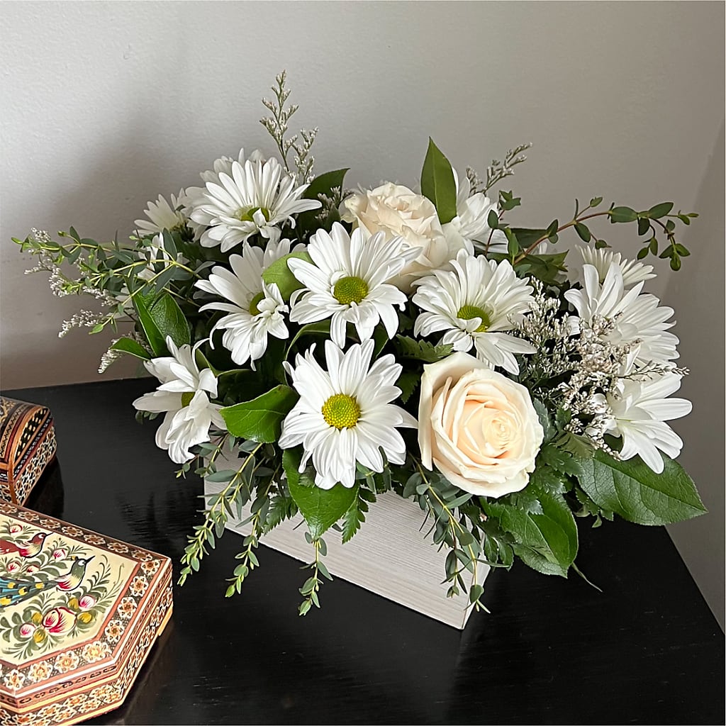 Fresh Linen Box Bouquet – GEHRKE FLORAL & GREENHOUSES, Mondovi WI